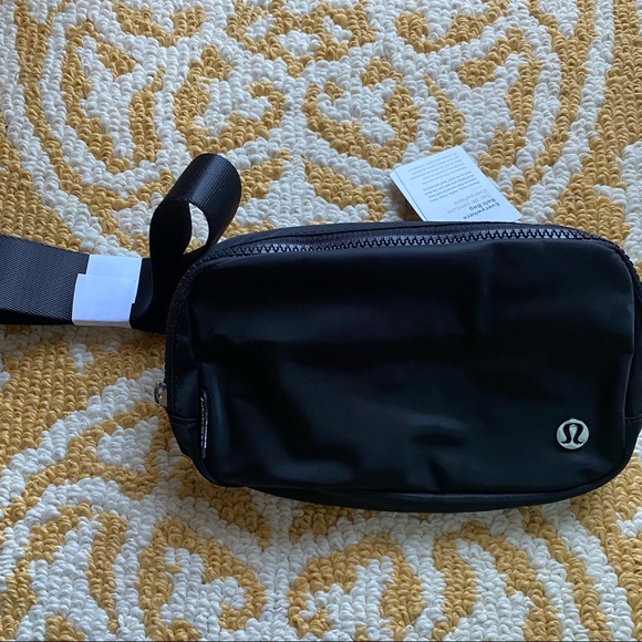 Lululemon Everywhere Belt Bag - Black NWT - Picture 15 of 15